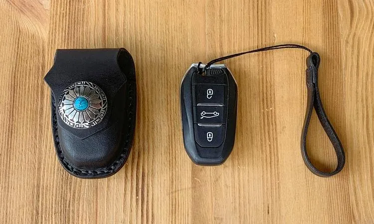 Handmade Black Leather Mens Citroen DS Car Key Case Beige Regal Car Key Holder with Belt Loop/Belt Clip
