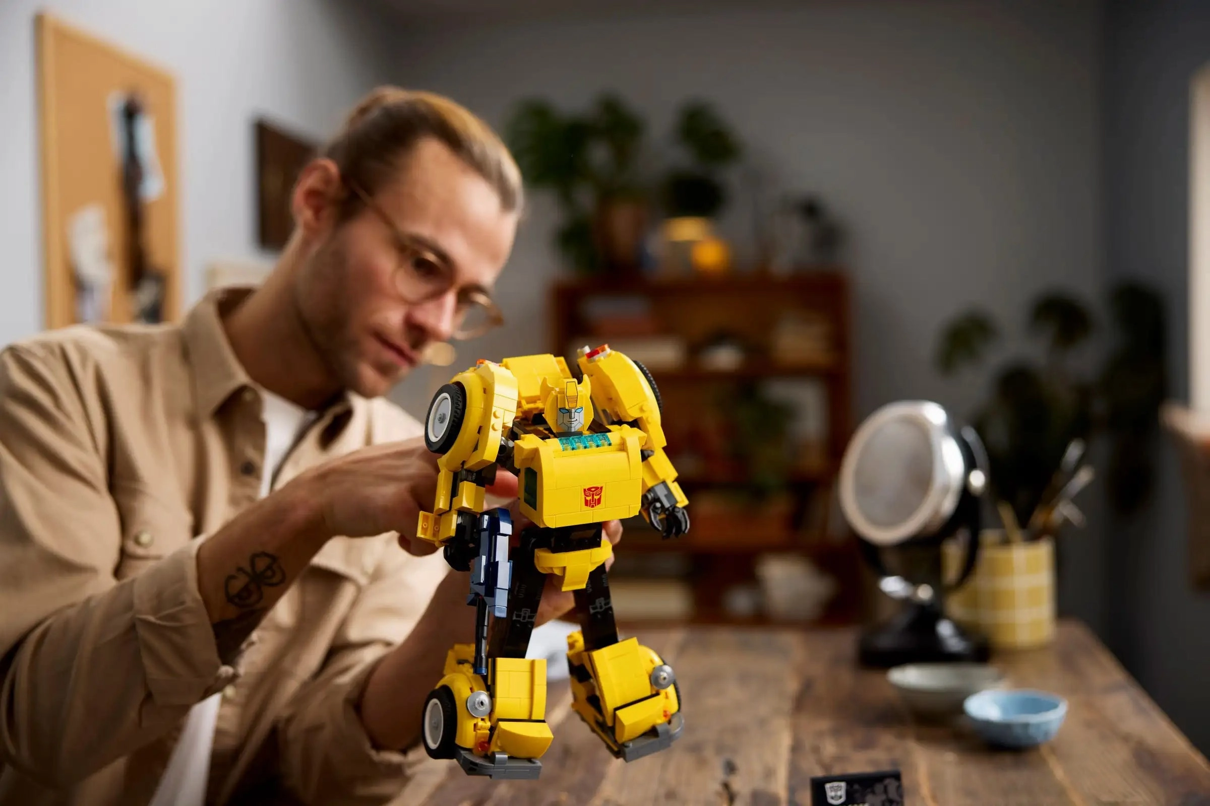 LEGO ICONS 10338 Bumblebee