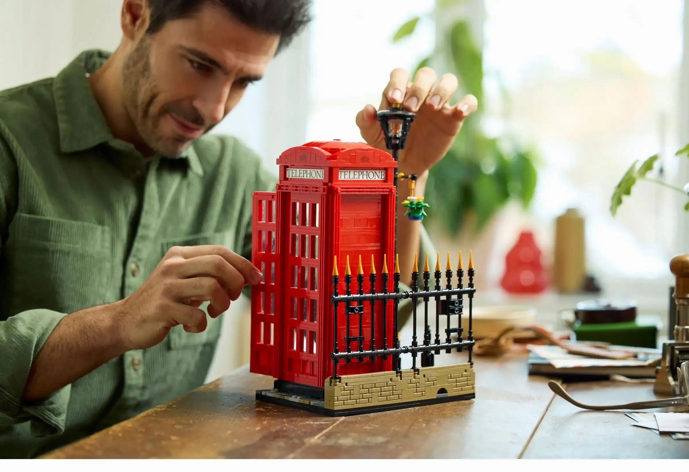 LEGO IDEAS 21347 Red London Telephone Box