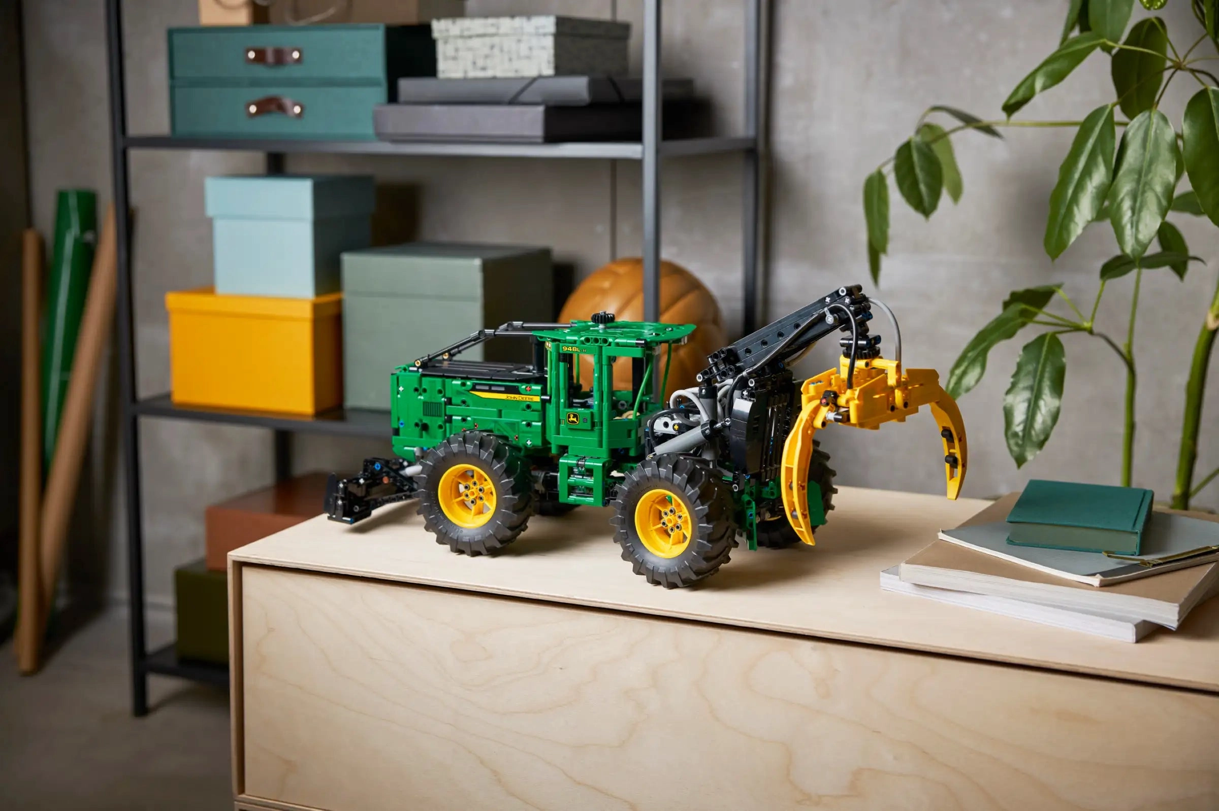 LEGO TECHNIC 42157 John Deere 948L-II Skidder