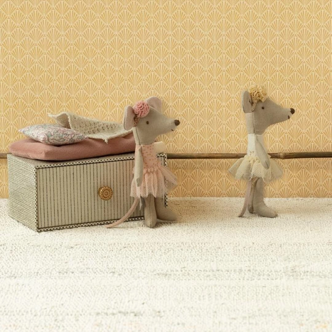Little Sister Dance Mouse with Daybed