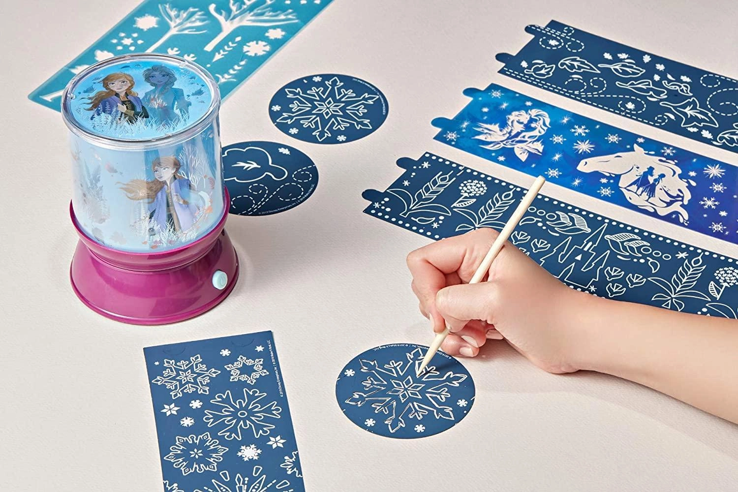 Make It Real 4324 Disney Frozen 2 Scratchart Light Projector