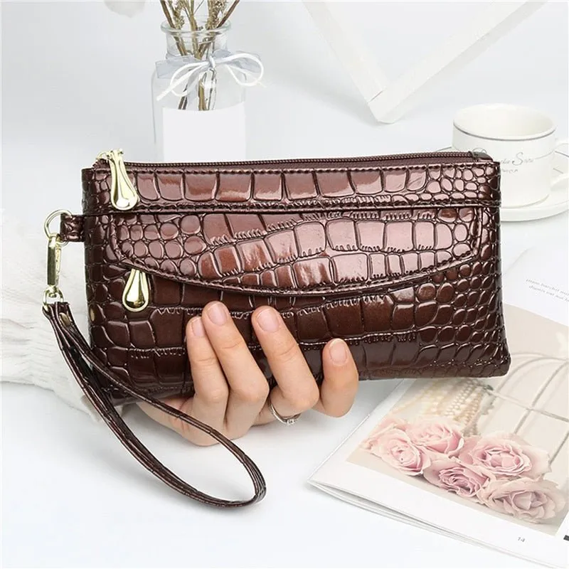 Wristlet Wallet: Organized and Stylish