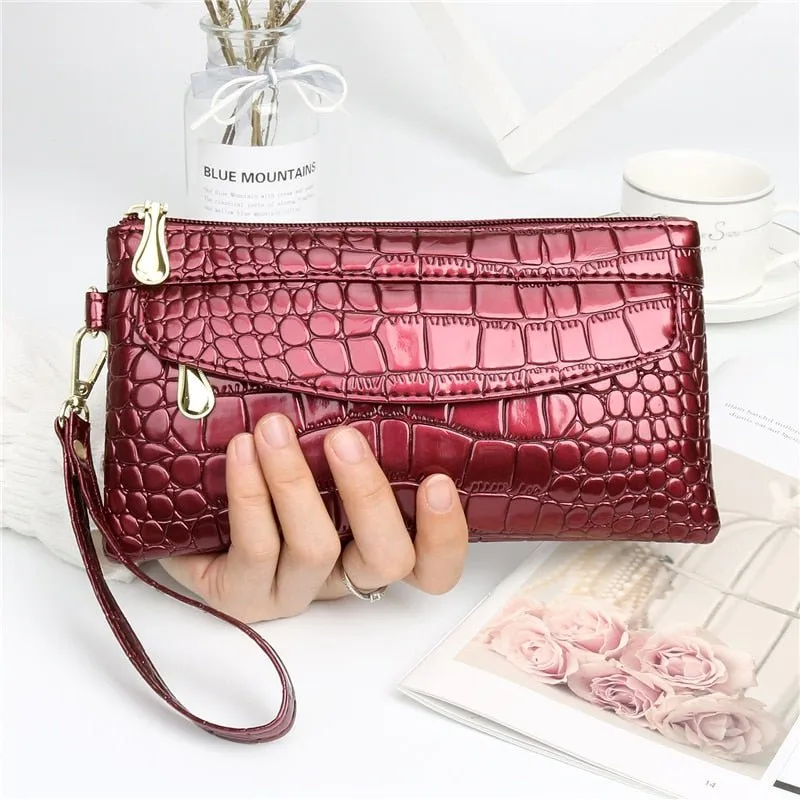 Wristlet Wallet: Organized and Stylish