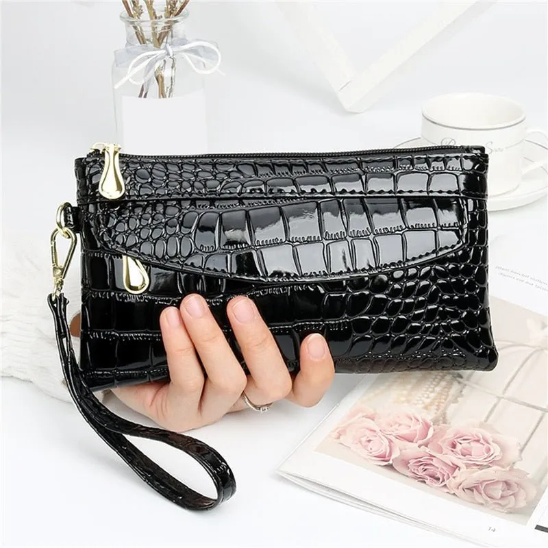 Wristlet Wallet: Organized and Stylish